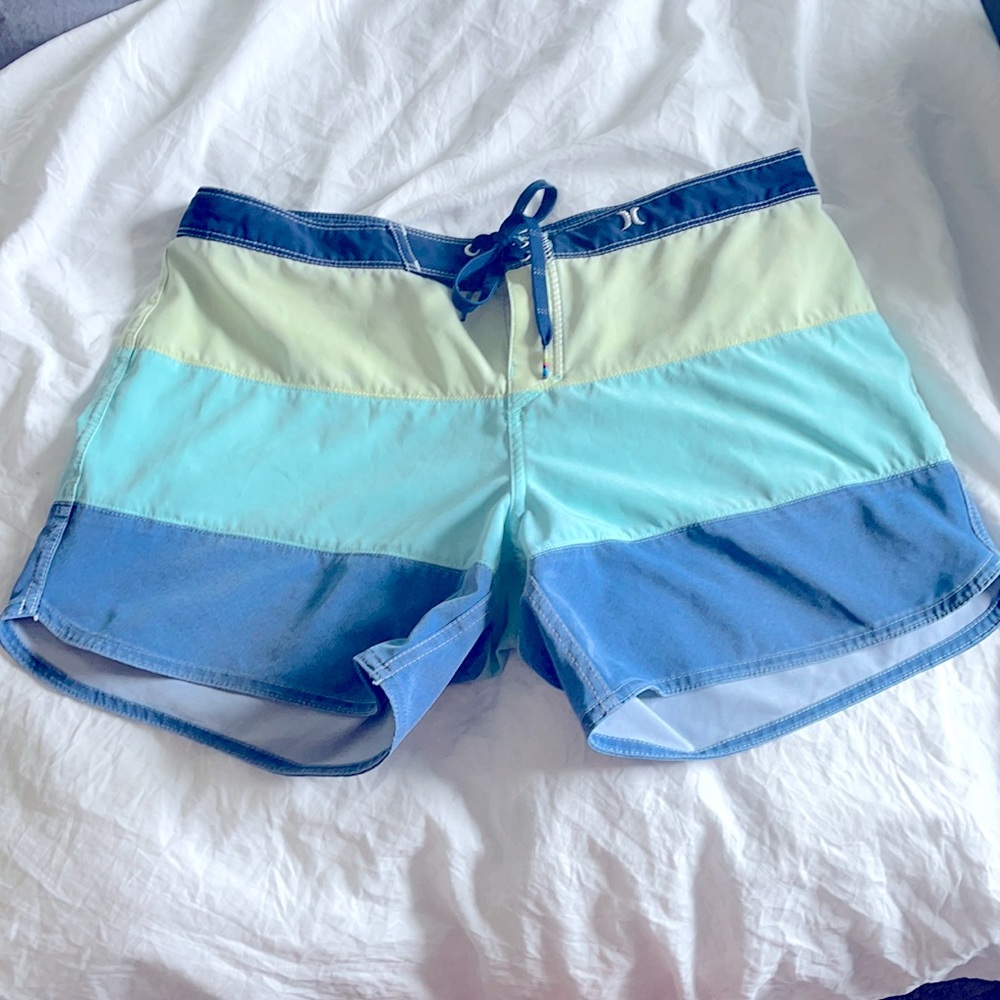 Hurley phantom woman’s board shorts. Ombre.Long 5”